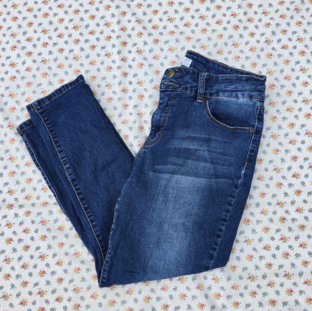 Dark-wash Capris Jeans